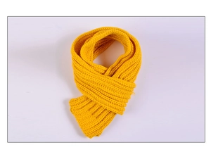 Gros plan sur la texture du foulard en tricot jaune et finition de qualité en laine douce