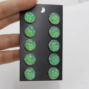 Lot de 5 paires de boucles d'oreilles en acier titane 12mm vertes sur carte noire
