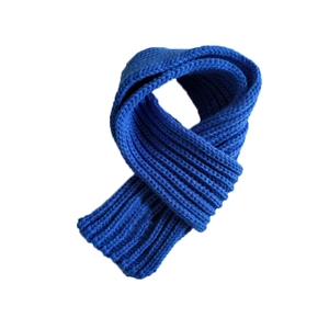 Détail du motif en maille côtelée bleue sur une écharpe d'hiver douce pour enfants