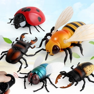 Afstandsbedienbaar insectenspeelgoedset met bijen, lieveheersbeestjes en kevermodellen