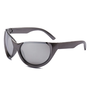 Lunettes de soleil de sport Y2K avec monture gris métallique et design enveloppant
