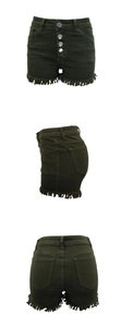Vista in tre posizioni di pantaloncini di jeans verde militare con orli a frange e bottoni