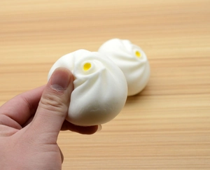 Gros plan d'un jouet brioche à rebond lent pressé pour montrer sa souplesse