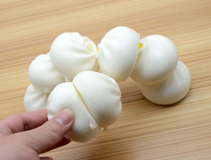 Gros plan d'un jouet anti-stress en forme de brioche à presser à rebond lent