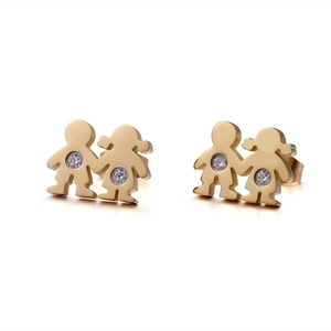 Boucles d'oreilles minimalistes en titane doré avec silhouette garçon et fille et diamant