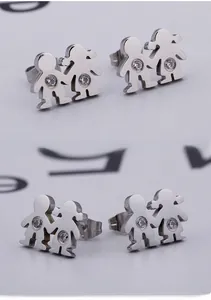 Dettaglio degli orecchini a lobo silhouette bimbo e bimba con zirconi tondi brillanti
