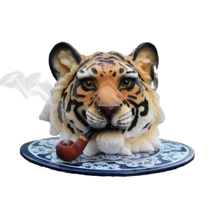 Realistische Tigerkopf Deko mit Pfeife und blauem Blumen-Sockel fürs Autoinnenraum
