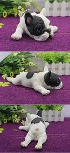 Detalle de una estatua de Bulldog Francés en resina mostrando pliegues y patitas