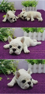 Detalle de figura realista de bulldog francés en resina blanca con texturas de piel y pliegues