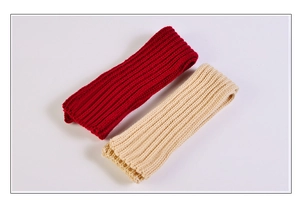 Détail d'écharpes en maille côtelée rouge et beige avec texture en laine chaude