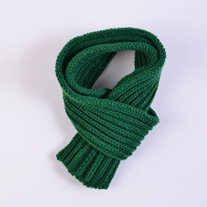 Écharpe verte tricotée pour enfants avec texture en grosse maille et laine douce
