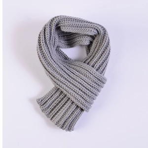 Écharpe d'hiver en laine tricotée grise pour enfants avec un design minimaliste