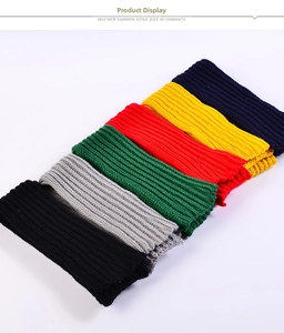 Vue détaillée d'écharpes en maille texturée en noir gris vert rouge jaune et bleu marine