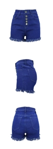 Vista in tre posizioni di pantaloncini denim blu scuro a vita alta con bottoni e frange