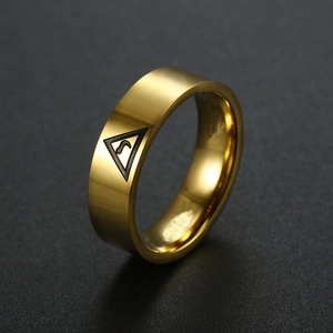 Dettaglio anello massonico da 8mm in acciaio inossidabile dorato con logo a triangolo inciso
