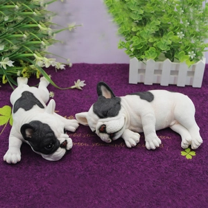 Set de dos figuras realistas de Bulldog Francés en resina en posturas tumbadas decorativas