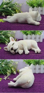 Vistas detalladas multiángulo de una estatua decorativa de bulldog francés durmiendo