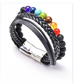Détail des 7 pierres de chakra et perles de lave sur un bracelet en cuir multicouche