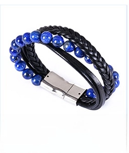 Gros plan du bracelet double rang en cuir avec pierre de lave et lapis-lazuli et fermoir