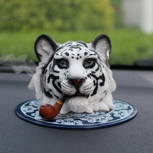 Realistische Weißer Tiger Kopf Auto-Deko mit Pfeife und blauen Augen auf Blumenmatte