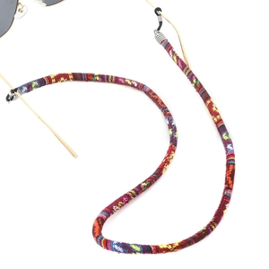 Dettaglio del cordino etnico per occhiali in stile boho con terminali in gomma regolabili