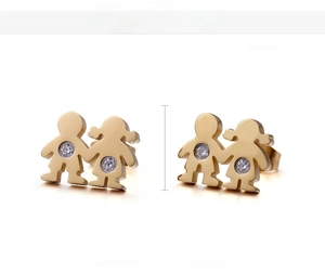 Dettaglio degli orecchini a lobo in titanio placcato oro 18K con design bimbo e bimba