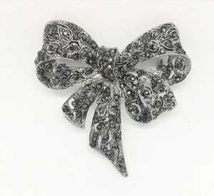 Retro gun black bow brooch with sparkling rhinestones and vintage pearls for women