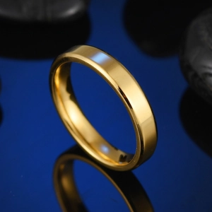 Classic 4mm golden bevelled edge ring with high-polished stainless steel finish for unisex