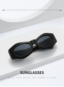 Dettaglio degli occhiali da sole cat-eye neri su un supporto espositivo minimalista