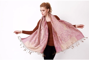 Detailed view of bohemian floral jacquard scarf in pink-purple with elegant fringed edges