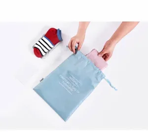 Detalle de bolsa de viaje impermeable azul con cordón para guardar ropa y calcetines