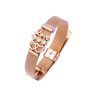 Pulsera de malla oro rosa con letras love, dijes de corazón y piedras brillantes