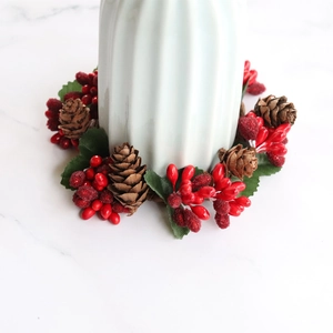 Kunstmatige kerstkaarsenkrans met rode bessen, dennenappels en groene bladeren decor