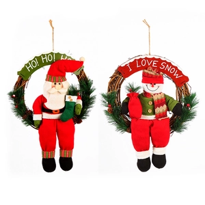 Detalle de coronas navideñas hechas a mano con Papá Noel y Muñeco de nieve en aros de ratán