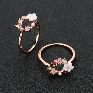 Anello Oro Rosa Con Ghirlanda Di Fiori E Farfalla Creativa Micro Pave Zirconia Dolce Perla Artificial Gioielli Di Moda Regalo Donna
