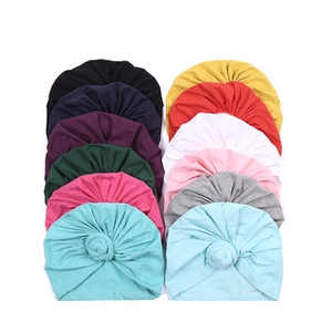 Mise en page de 12 turbans pour bébé en couleurs variées avec détails de nœud tricoté