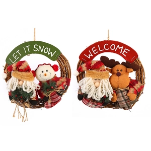 Détail de couronnes de Noël en rotin avec figurines de Père Noël, bonhomme de neige et renne