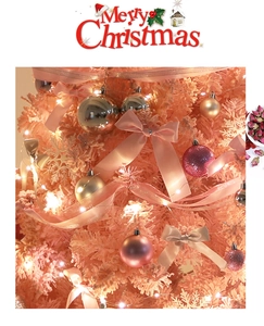 Nahaufnahme eines rosa Weihnachtsbaums mit dekorativen Kugeln Schleifen und LED-Licht