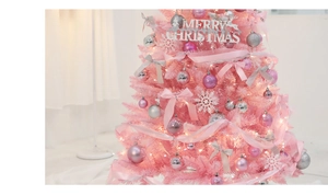 Details des rosa Weihnachtsbaums mit silbernem Schmuck und Merry Christmas Schild