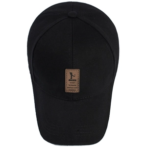 Gorra de béisbol clásica de algodón negro con parche de cuero sobre un fondo blanco puro