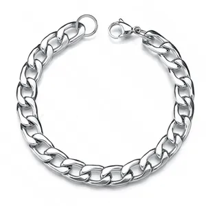 Dettaglio di bracciale a catena cubana in acciaio inossidabile con chiusura a moschettone