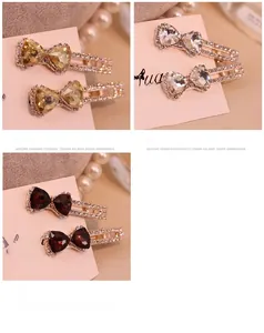 Détail de barrettes à cheveux nœud avec cristaux en cœur et strass étincelants