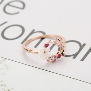 Anello ghirlanda oro rosa con zirconi colorati, fiore bianco e dettagli in perla