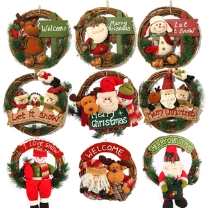 Neuf couronnes de Noël variées avec Père Noël, renne et bonhomme de neige sur rotin