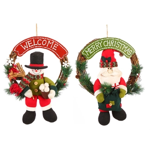 Détail de couronnes de Noël en bois avec Père Noël, bonhomme de neige et signe Welcome