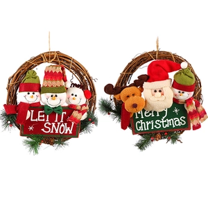 Lot de couronnes de Noël avec bonhomme de neige et renne sur une base en rotin naturel