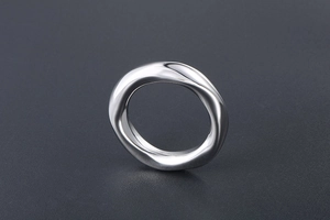 Macro d'une bague Mobius argentée avec motif en losange torsadé et finition polie