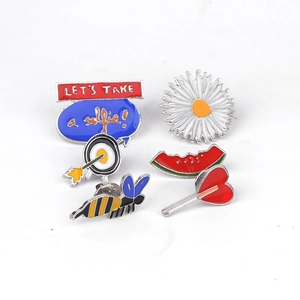 Lot de 6 pins émaillés avec pastèque, abeille, flèche de cœur et motif de marguerite
