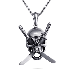 Collana punk in acciaio inossidabile con ciondolo teschio e spade incrociate su bianco