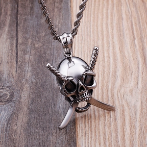 Collana punk in acciaio inossidabile con ciondolo teschio e spade incrociate argento